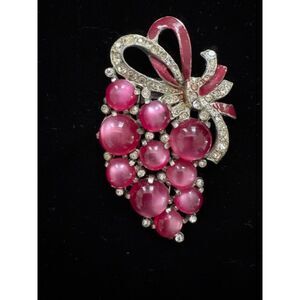 Vintage unsigned Coro fuchsia moonglow grape bunch fur clip/brooch.